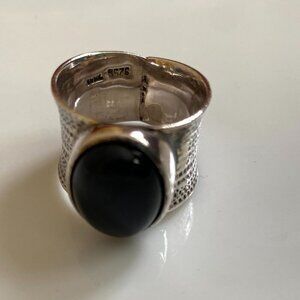 Chunky sterling silver onyx cabachon southwestern style ring, size 7, 11.6g.
